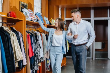 Genç bir çift alışverişe gider ve biraz alışveriş yapar..