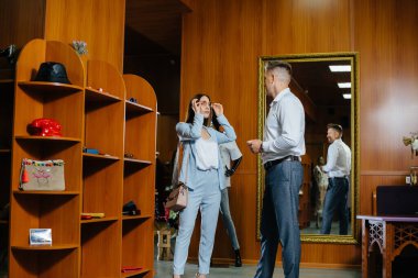 Genç bir çift alışverişe gider ve biraz alışveriş yapar..