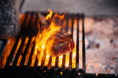 Sulu biftek bir restoranda ızgara olur. Izgarada kızarmış et var..