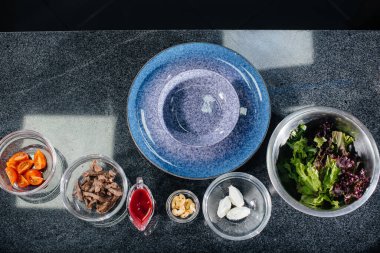 Lezzetli taze domates, peynir, dana eti ve fındık salatası hazırla. Lezzetli sağlıklı yemek..