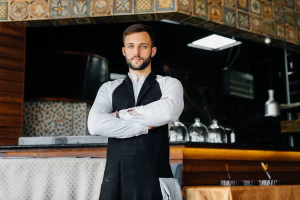 Молодий Офіціант Бородою Одягає Фартух Готується Робочого Дня Чудовому Ресторані — стокове фото