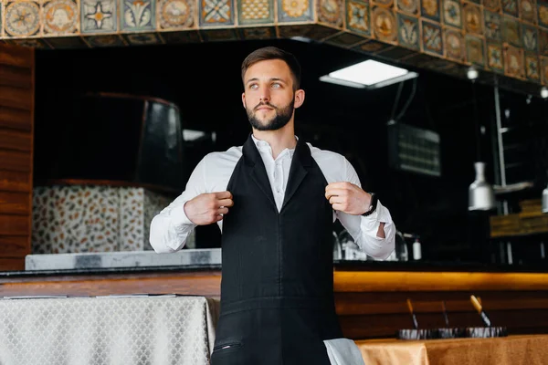 Молодий Офіціант Бородою Одягає Фартух Готується Робочого Дня Чудовому Ресторані — стокове фото