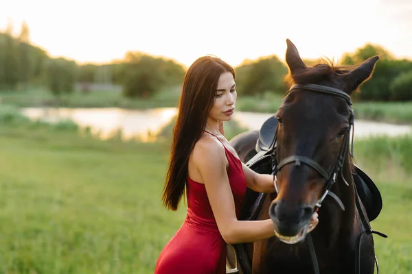 Uma Menina Bonita Nova Vestido Vermelho Poses Rancho Com Garanhão — Fotografia de Stock