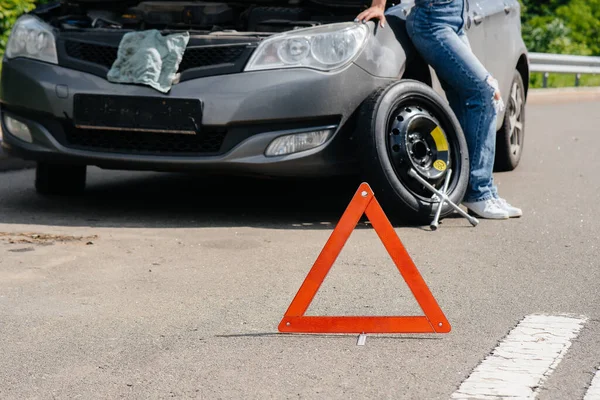 Una Joven Para Cerca Coche Roto Con Una Rueda Rota — Foto de Stock