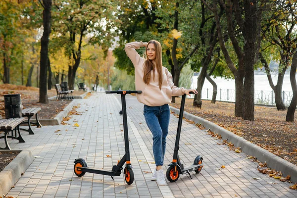Junge Schöne Mädchen Fahren Einem Warmen Herbsttag Park Auf Elektrorollern — Stockfoto