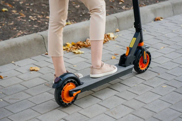 Mädchenbeine Schließen Sich Auf Einem Elektroroller Modernes Transportfahrzeug — Stockfoto