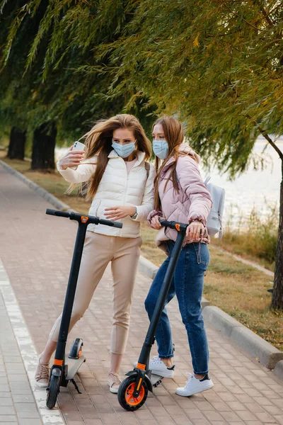 Молоді Красиві Дівчата Масках Катаються Парку Електричному Скутері Теплий Осінній — стокове фото