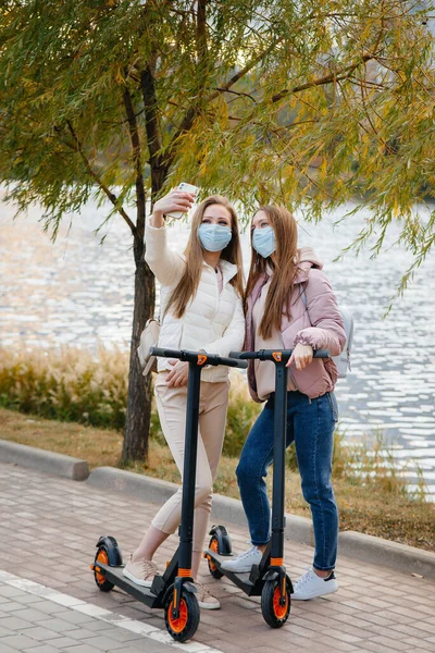 Les Jeunes Belles Filles Masquées Roulent Dans Parc Sur Scooter — Photo