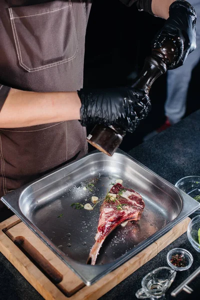 一个专业的厨师用新鲜肉做的多汁牛排做辣椒 在一家美味佳肴餐馆里的Mca里烹调 — 图库照片