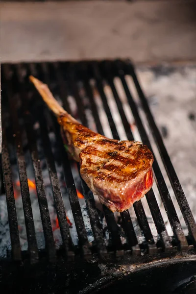 Bife Suculento Grelhado Num Restaurante Assar Carne Fogo Grelha — Fotografia de Stock