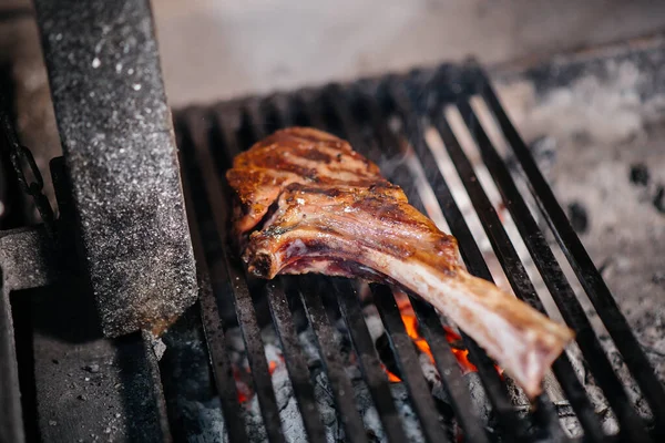 Šťavnatý Steak Griluje Restauraci Pečení Masa Ohni Grilu — Stock fotografie