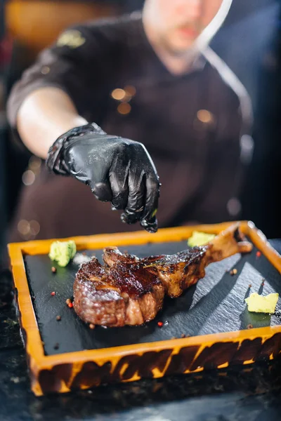Profesionální Kuchař Krásně Podává Šťavnatý Grilovaný Steak Máslem Kořením Grilované — Stock fotografie
