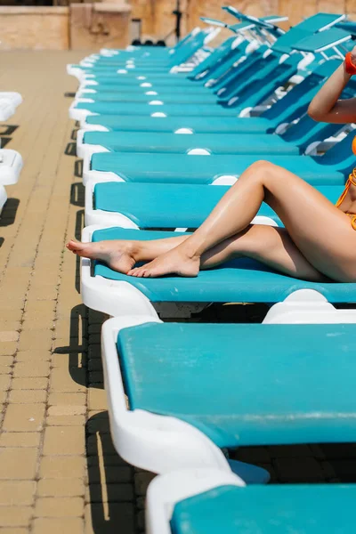 在一个阳光灿烂的日子里 一个戴着眼镜和帽子的年轻性感女孩在一个日光浴中快乐地微笑着 假期快乐 暑假和旅游 — 图库照片