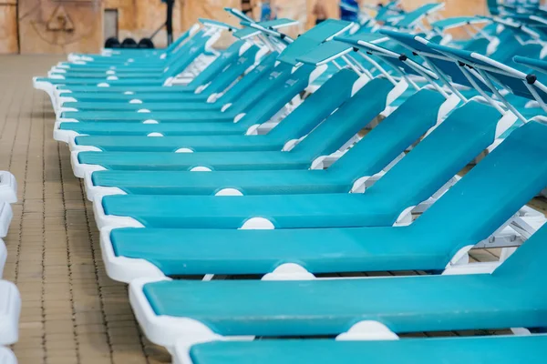 Slunečného Dne Stojí Bazénu Hotelu Spousta Nových Krásných Modrých Lehátek — Stock fotografie