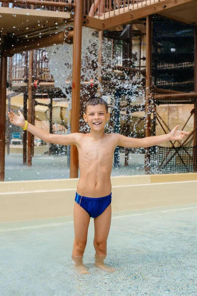 Szczęśliwy Siedmiolatek Uśmiecha Się Tle Zjeżdżalni Parku Wodnym Wesołych Wakacji — Zdjęcie stockowe