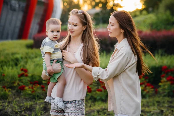 Una Giovane Famiglia Omosessuale Madri Abbraccia Gioca Nel Parco Con — Foto Stock