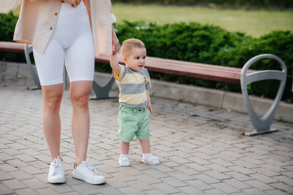 Una Giovane Madre Carina Aiuta Insegna Suo Piccolo Figlio Fare — Foto Stock