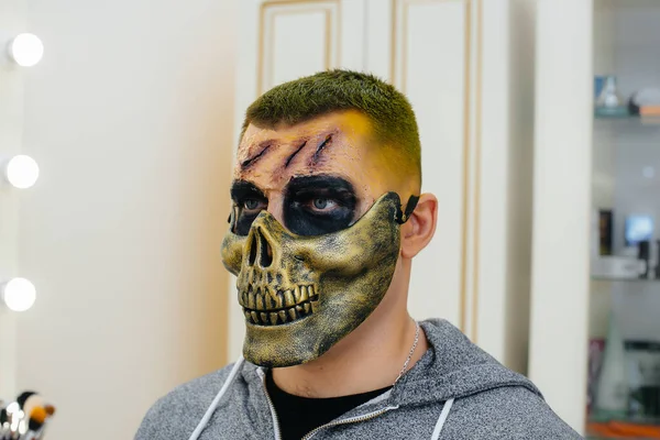 Maquiagem para Halloween Metade Caveira - Skull Makeup 