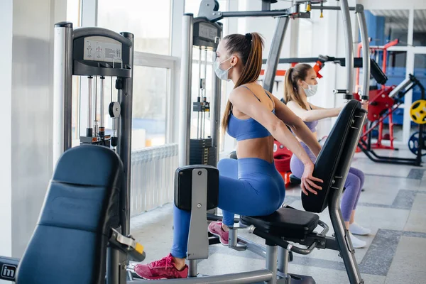 Twee Jonge Mooie Meisjes Trainen Sportschool Met Maskers Tijdens Pandemie — Stockfoto