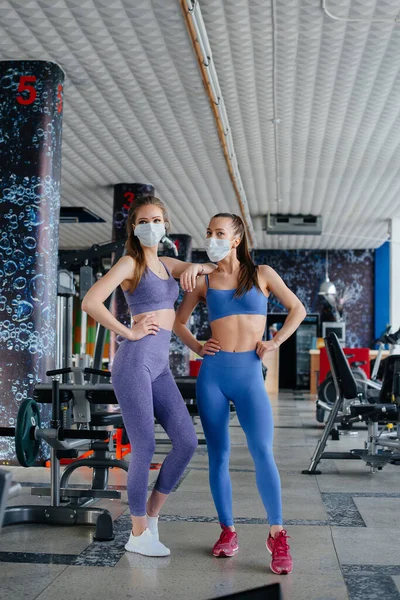 Due Giovani Belle Ragazze Allenano Palestra Indossando Maschere Durante Pandemia — Foto Stock