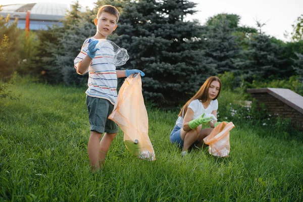 Grupo Meninas Com Crianças Pôr Sol Estão Envolvidas Coleta Lixo — Fotografia de Stock