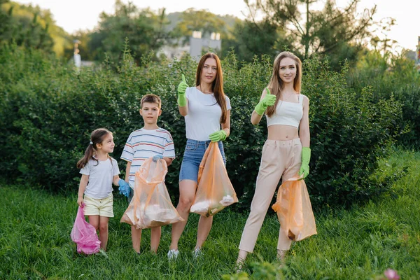 Grupo Niñas Con Niños Atardecer Dedican Recolección Basura Parque Cuidado — Foto de Stock