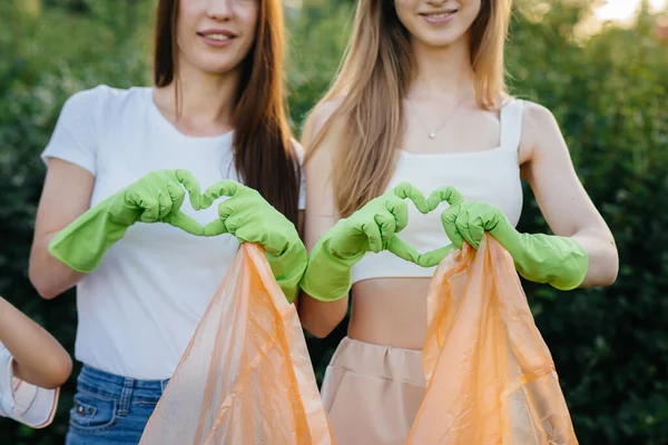 Gruppo Giovani Donne Con Bambini Mostra Cuori Dopo Aver Pulito — Foto Stock