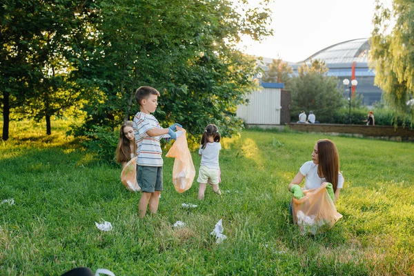 Grupo Meninas Com Crianças Pôr Sol Estão Envolvidas Coleta Lixo — Fotografia de Stock