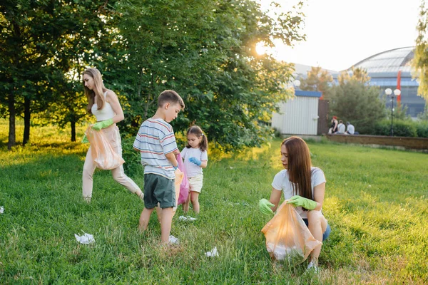 Grupo Meninas Com Crianças Pôr Sol Estão Envolvidas Coleta Lixo — Fotografia de Stock