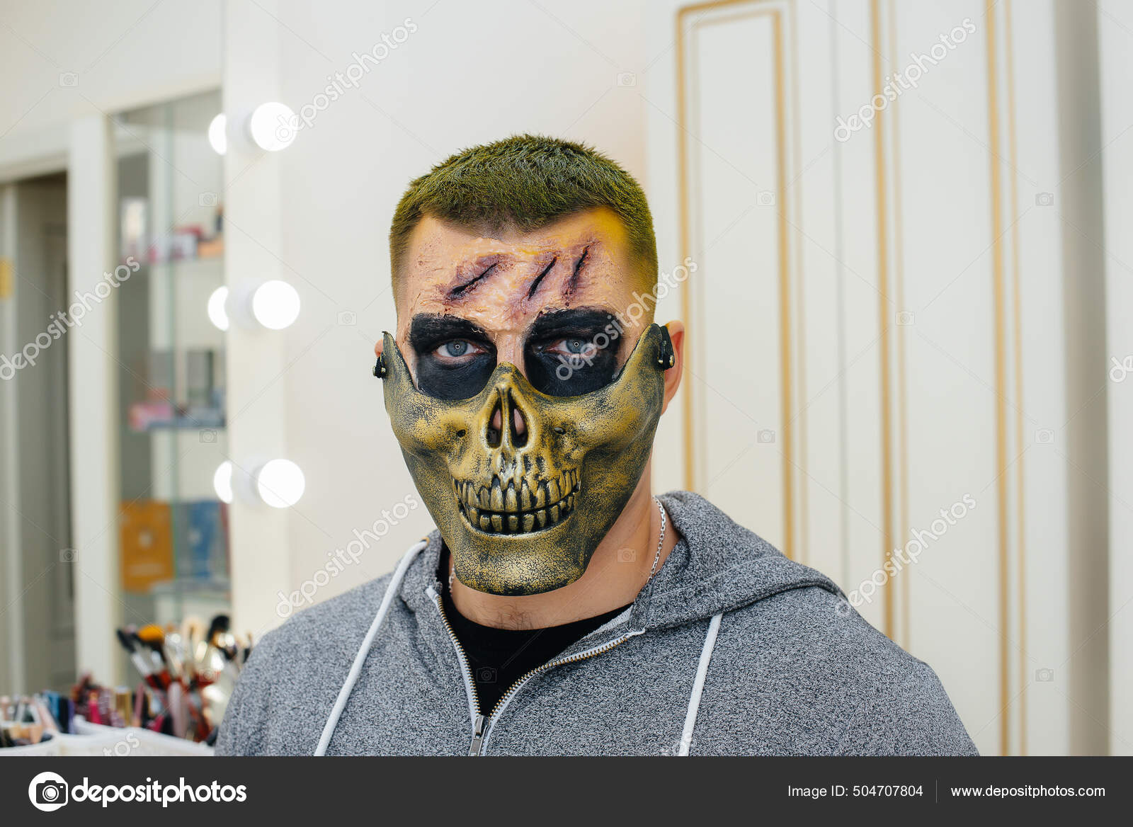 Retrato De Homem Com Maquiagem De Crânio De Halloween Foto Royalty Free,  Gravuras, Imagens e Banco de fotografias. Image 32511033