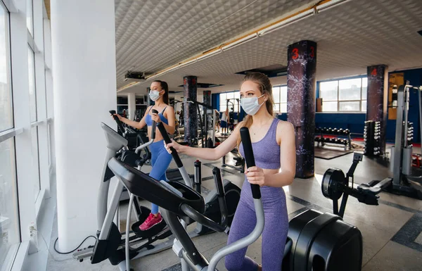 Salgın Sırasında Maske Takan Iki Güzel Kız Spor Salonunda Egzersiz — Stok fotoğraf