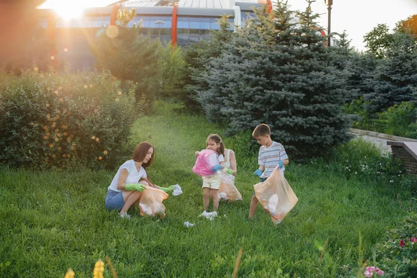 Grupo Niñas Con Niños Atardecer Dedican Recolección Basura Parque Cuidado —  Fotos de Stock