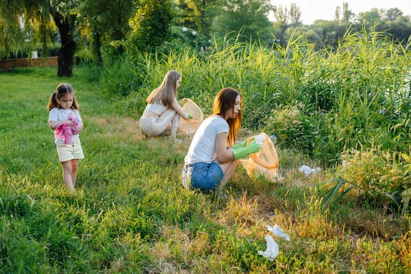 Grupo Meninas Com Crianças Pôr Sol Estão Envolvidas Coleta Lixo — Fotografia de Stock