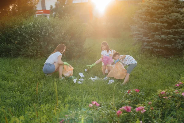 Grupo Niñas Con Niños Atardecer Dedican Recolección Basura Parque Cuidado —  Fotos de Stock