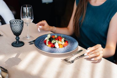 Modern bir restoranın yakın planında nefis bir salata. Yemek şirketinde müşteri hizmetleri..