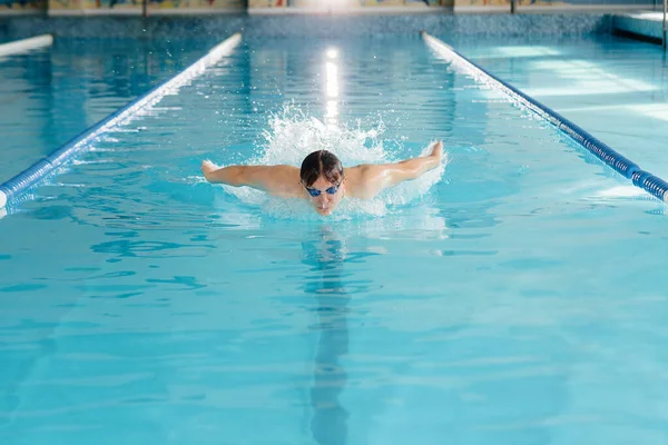 Egy Fiatal Atléta Edz Felkészül Úszóversenyekre Medencében Egészséges Életmód — Stock Fotó
