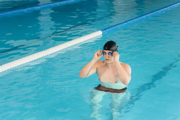 Een Jonge Atleet Traint Bereidt Zich Voor Zwemwedstrijden Het Zwembad — Stockfoto