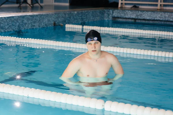 Een Jonge Atleet Traint Bereidt Zich Voor Zwemwedstrijden Het Zwembad — Stockfoto