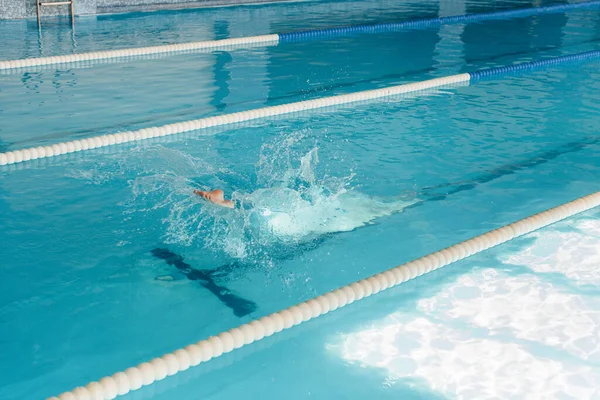 Eine Junge Sportlerin Trainiert Und Bereitet Sich Becken Auf Schwimmwettkämpfe — Stockfoto