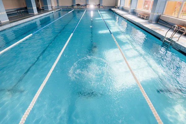 Eine Junge Sportlerin Trainiert Und Bereitet Sich Becken Auf Schwimmwettkämpfe — Stockfoto