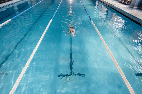 선수가 훈련을 수영장에서 시합을 — 스톡 사진