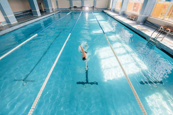 Eine Junge Sportlerin Trainiert Und Bereitet Sich Becken Auf Schwimmwettkämpfe — Stockfoto