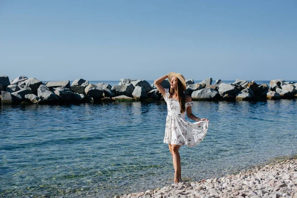 Una Hermosa Joven Con Sombrero Vestido Ligero Camina Largo Orilla —  Fotos de Stock