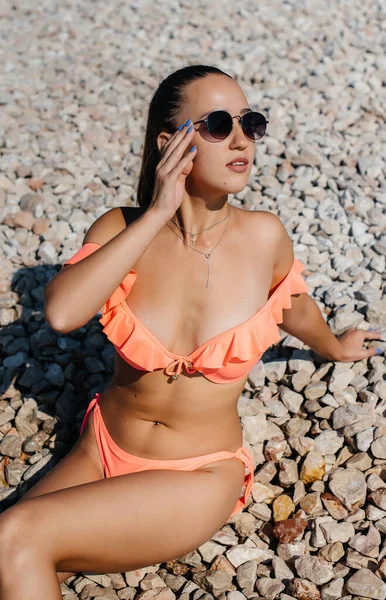 Beautiful Young Woman Glasses Bikini Sitting Ocean Shore Background Huge — Stock Photo, Image