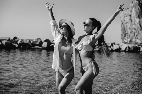 Duas Lindas Garotas Óculos Biquínis Estão Divertindo Costa Oceano Contra — Fotografia de Stock