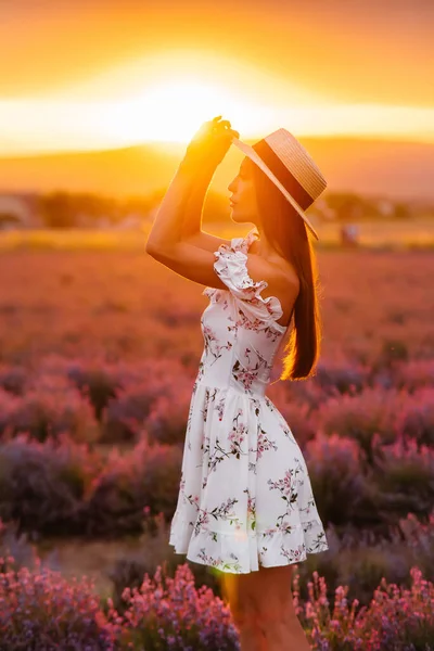 Ein Junges Schönes Mädchen Zartem Kleid Und Hut Geht Durch — Stockfoto