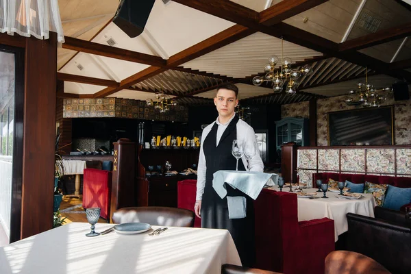 Mladý Číšník Stylové Uniformě Servíruje Stůl Krásné Gurmánské Restauraci Restaurace — Stock fotografie