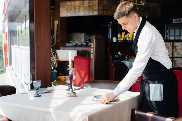 Şık Üniformalı Genç Bir Erkek Garson Güzel Bir Gurme Restoranında — Stok fotoğraf