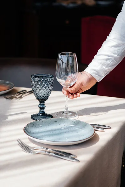 Een Jonge Ober Een Stijlvol Uniform Serveert Tafel Een Prachtig — Stockfoto