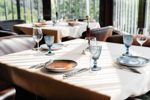 Una Mesa Bellamente Colocada Con Exquisitos Platos Restaurante Moderno — Foto de Stock